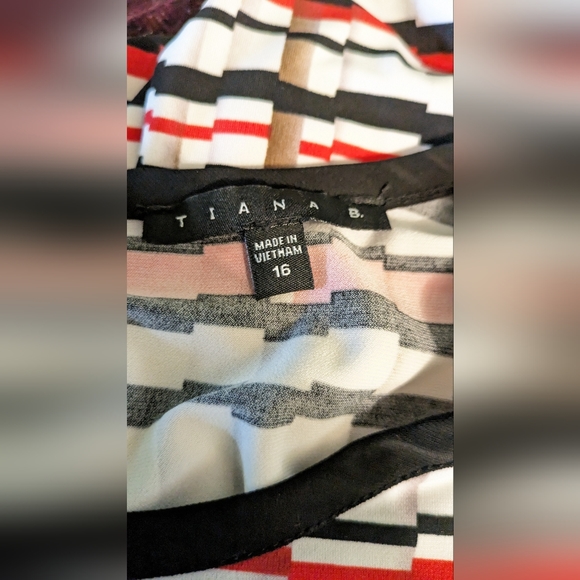 Tiana B.Striped multicolored Dress with stretch. Size 16 - Picture 3 of 3